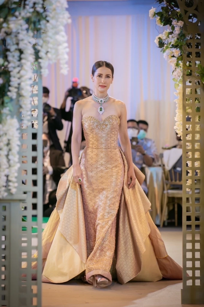 เปิดที่มาชุดผ้าไหมสั่งทอพิเศษที่ “แอน ทองประสม” สวมใส่บอกเลยไม่ธรรมดา