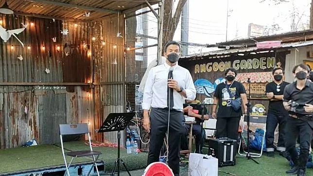 ดราม่า! "รุ้ง-อานนท์" ถูกทัวร์รุมถล่ม หลังถาม "ชัชชาติ" ปม ม.112