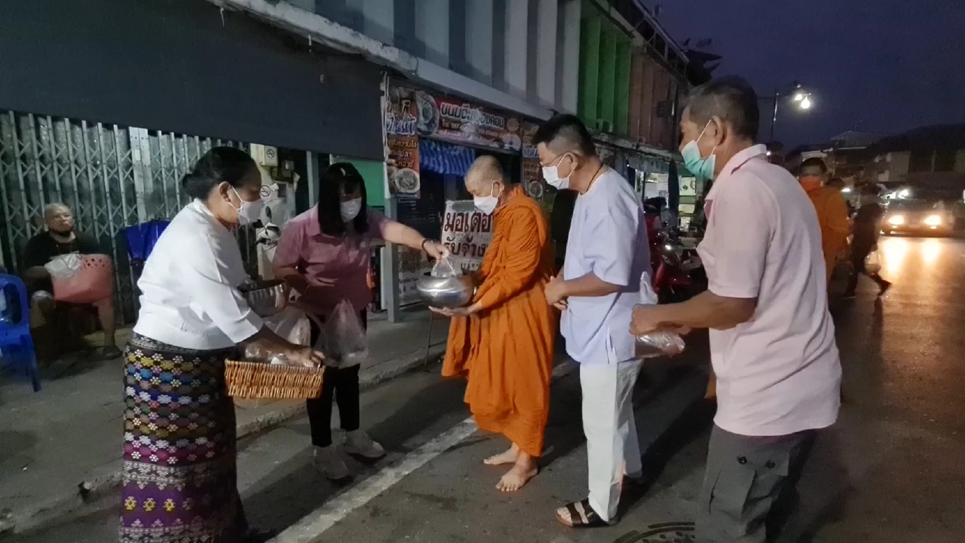 นายขจร ศรีชวโนทัย ผู้ว่าฯ สมุทรสงคราม ขอเป็นเด็กวัดตามพระบิณฑบาตร 