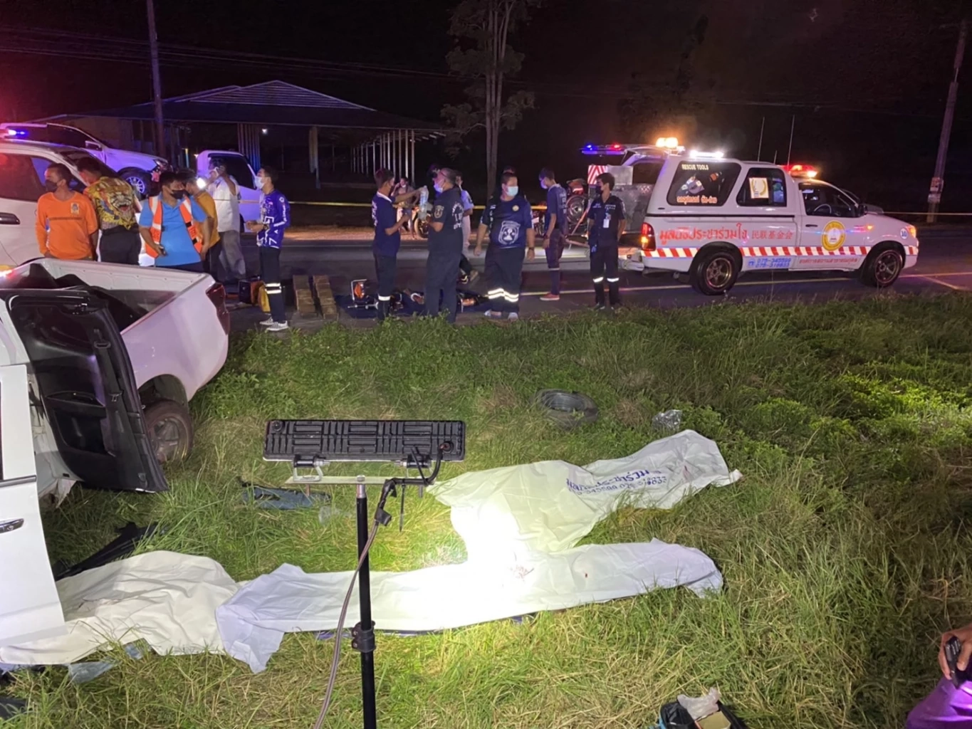 อุบัติเหตุกระบะพุ่งชนต้นไม้