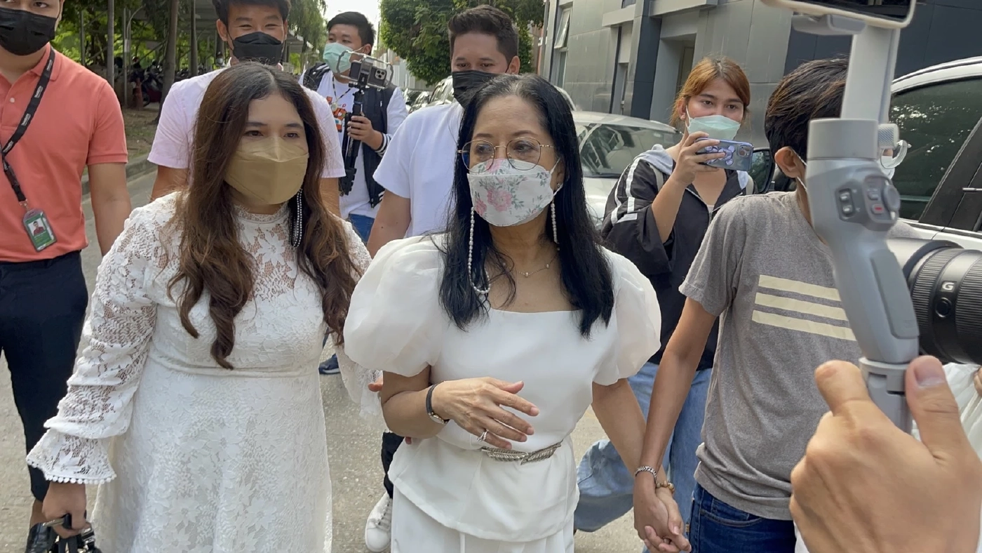 “แม่แตงโม – เบิร์ด” รับศพแตงโมทำพีธีฌาปนกิจ ณ คริสตจักรเมธอดิสท์รังสิตคลองสี่ พร้อมเตรียมมงกุฎ ชุดขาวมาให้ดาราสาวด้วย