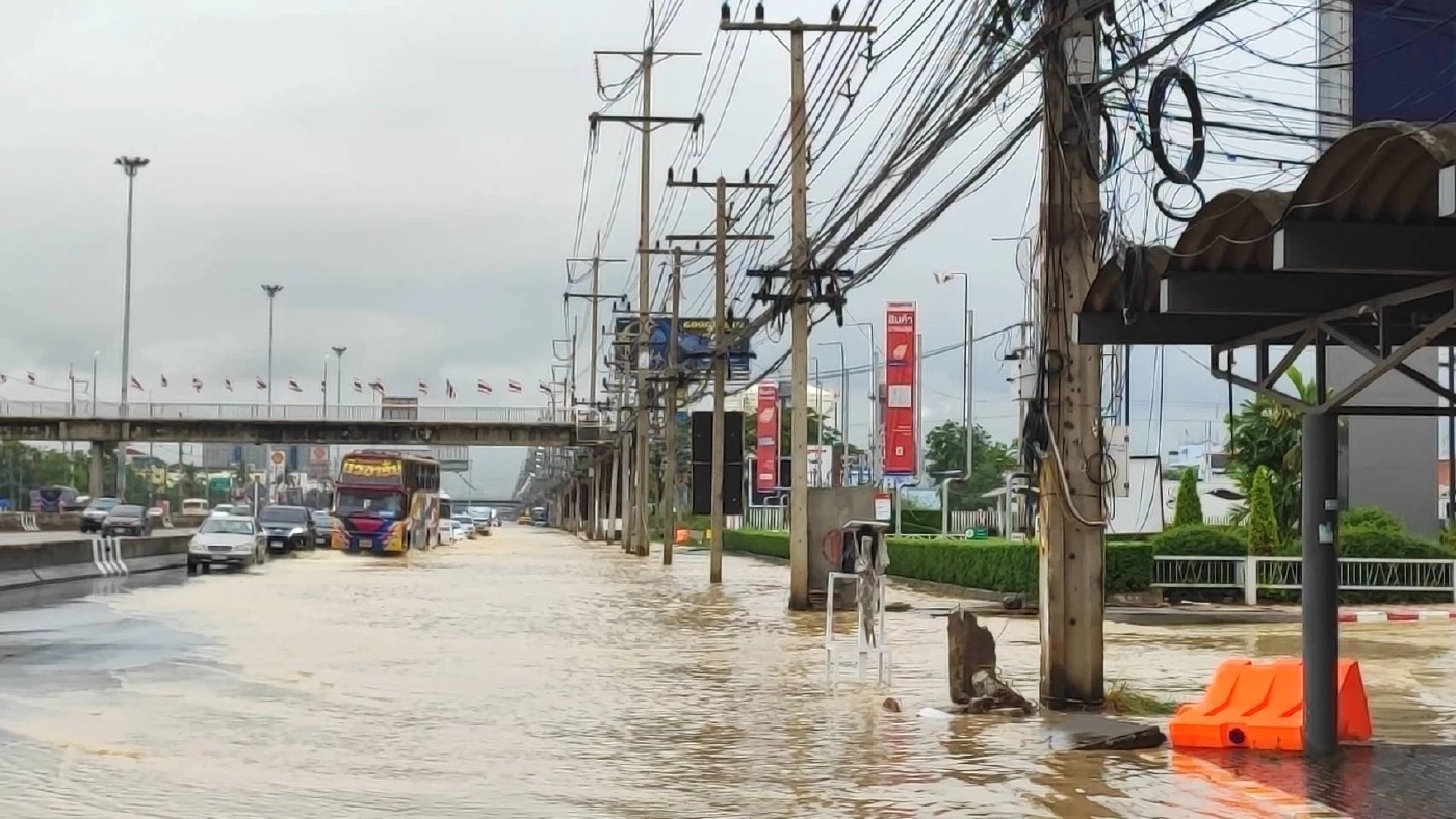 พายุฝนถล่มรังสิต น้ำท่วมขังถนนพหลโยธิน ทั้งขาเข้า-ขาออก-คู่ขนาน 40-50 ซ.ม.