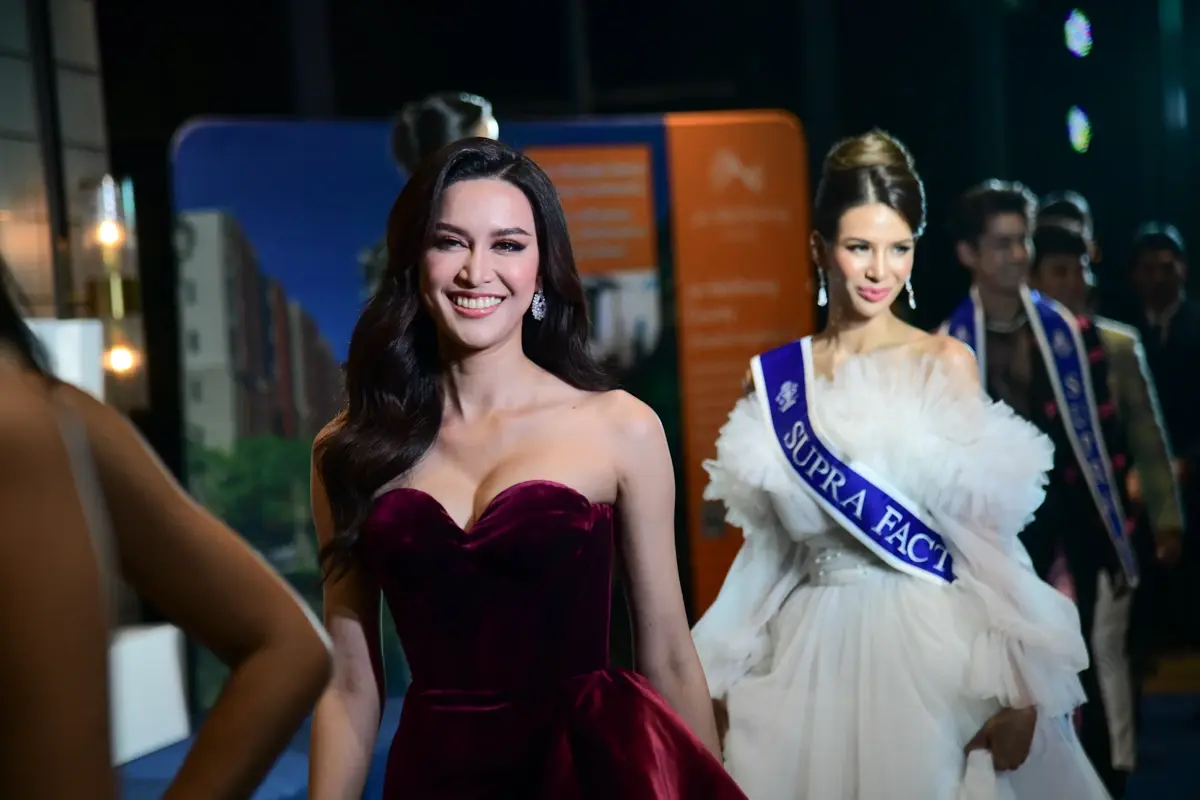 30 หนุ่มสาว “ซูปร้า ไทยแลนด์ 2022” อวดโฉมทักซิโด้-ราตรี วิบวับบนบลู คาร์เพท