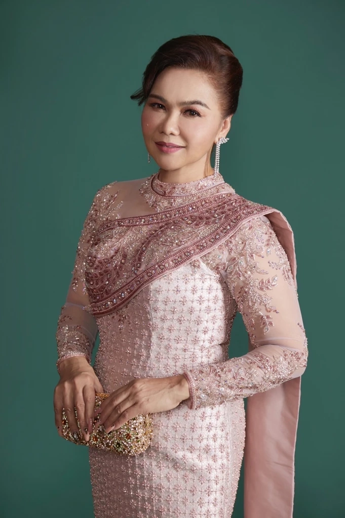 เปิดที่มาชุดผ้าไหมสั่งทอพิเศษที่ “แอน ทองประสม” สวมใส่บอกเลยไม่ธรรมดา