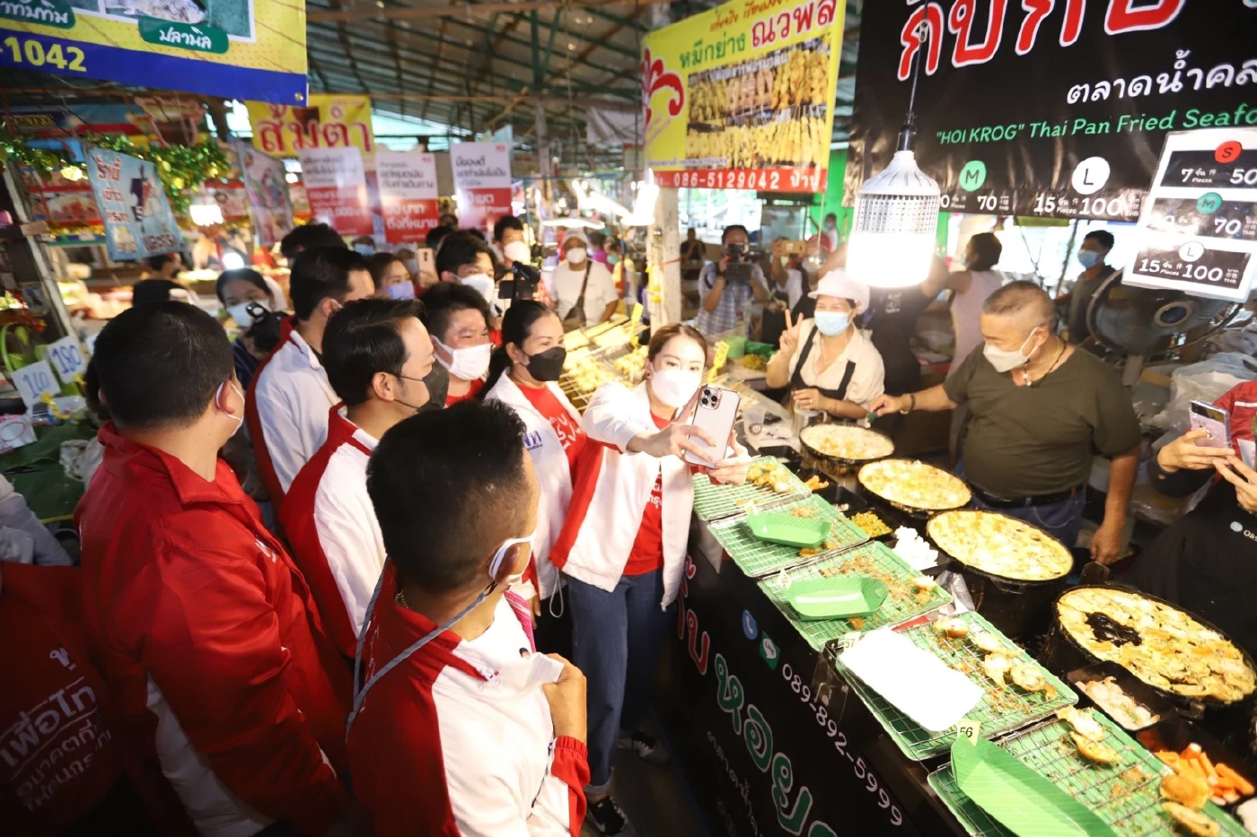 น.ส.แพทองธาร ชินวัตร หรือ อุ๊งอิ๊ง ลูกสาวนายทักษิณ ชินวัตร ในฐานะหัวหน้าครอบครัวเพื่อไทย 