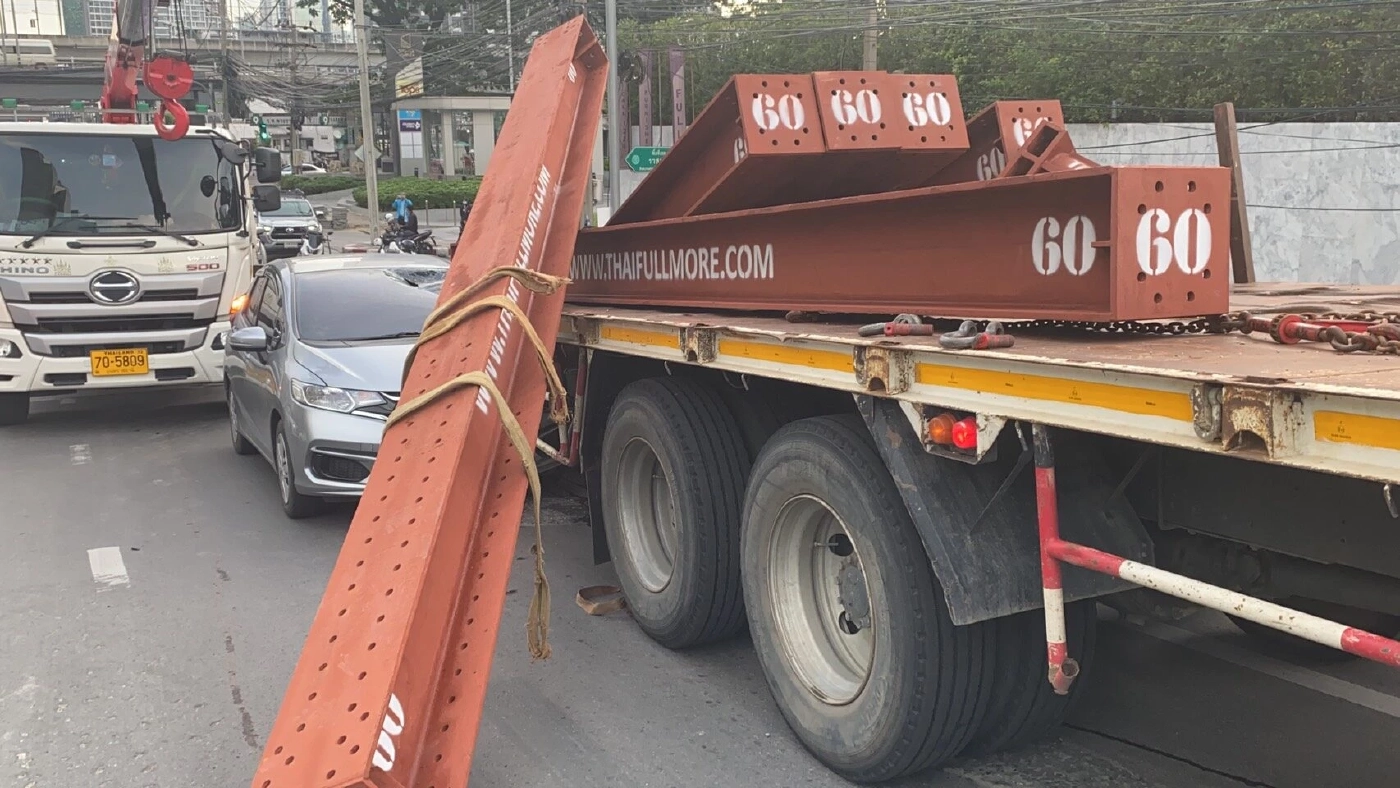 ระทึก! แท่งเหล็ก 15 ตัน ร่วงจากรถบรรทุกพุ่งทะลุเก๋ง ใกล้แยกอโศก - เพชรบุรี