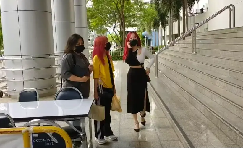 3 สาวกลุ่มทะลุวัง เข้ารับเงื่อนไขคดี ม.112 พร้อมติดกำไรอีเอ็ม