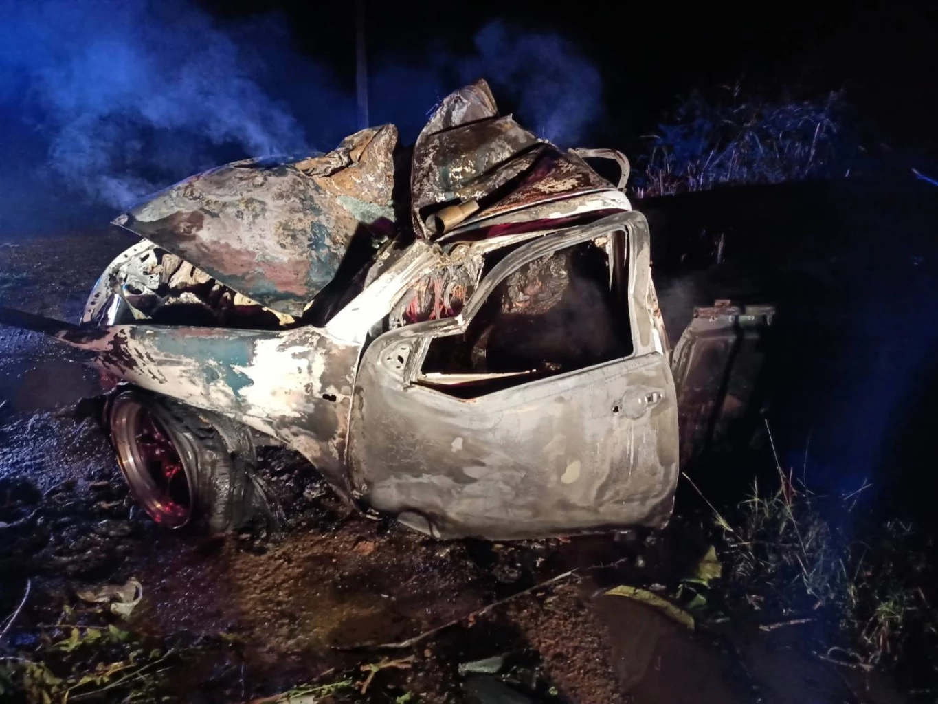 สยอง รถกระบะตกถนนไฟลุกไหม้ครอก 3 ศพ กลางดึก คาดพ่อแม่ลูก