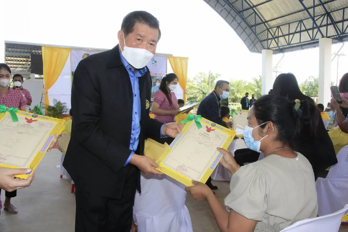 "นิพนธ์"มอบโฉนดที่ดินให้ชาวพัทลุงลดเหลื่อมล้ำสร้างหลักประกันมั่นคง