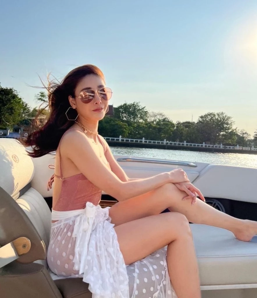 ยังไง? เฟซบุ๊ก "แตงโม" เคลื่อนไหวโพสต์รูป "หญิงสาว" พร้อมข้อความปริศนา