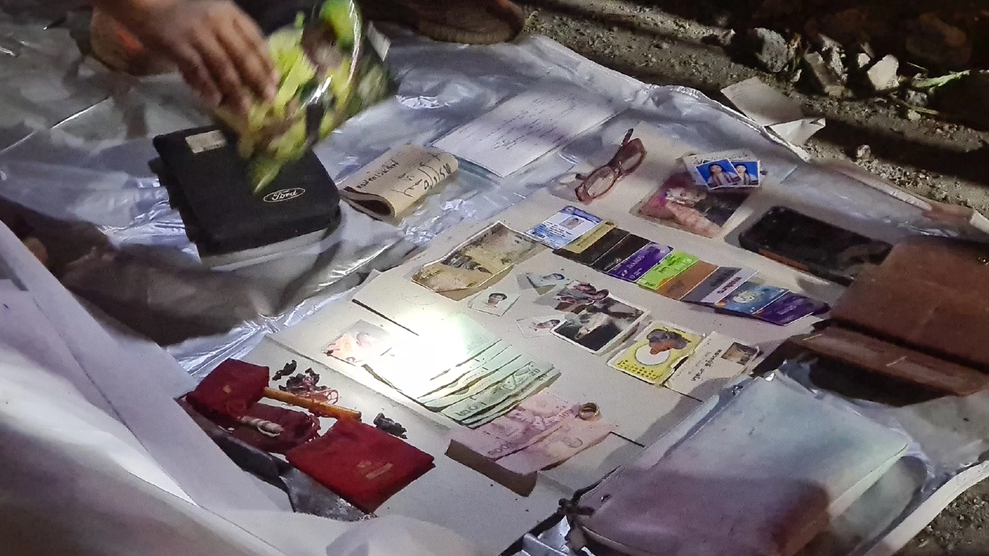 สาวไลฟ์สดขับรถกลับบ้านเสียหลักพุ่งชนกำแพงโรงงานกระดาษดับคาที่