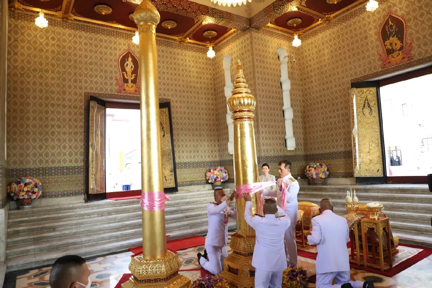 "ในหลวง-พระราชินี" ทรงบวงสรวงพระหลักเมือง ในโอกาส กรุงรัตนโกสินทร์ 240 ปี