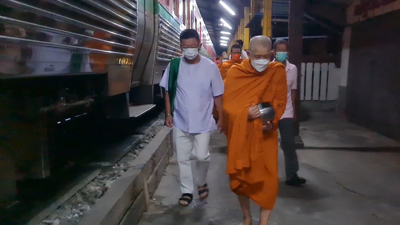 นายขจร ศรีชวโนทัย ผู้ว่าฯ สมุทรสงคราม ขอเป็นเด็กวัดตามพระบิณฑบาตร 