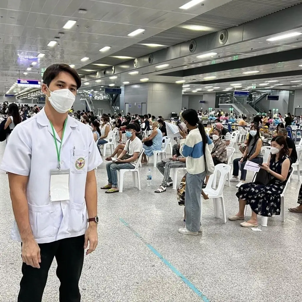 หมอก้อง แนะกลุ่มที่มีโรคเสี่ยงสูง-ผู้มีอายุ 50 ปีขึ้นไป ควรฉีดวัคซีนเข็ม 4