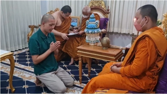 นายพงศกร จันทร์แก้ว หรือ “อดีตพระกาโตะ” ขณะลาสิกขา