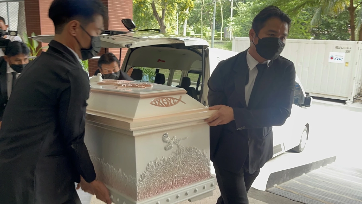 หีบบรรจุร่างของแตงโม นิดา ซึ่งเป็นขนาดที่สั่งทำขึ้นมาพิเศษ รูปทรงเป็นหีบทรง 6 เหลี่ยม