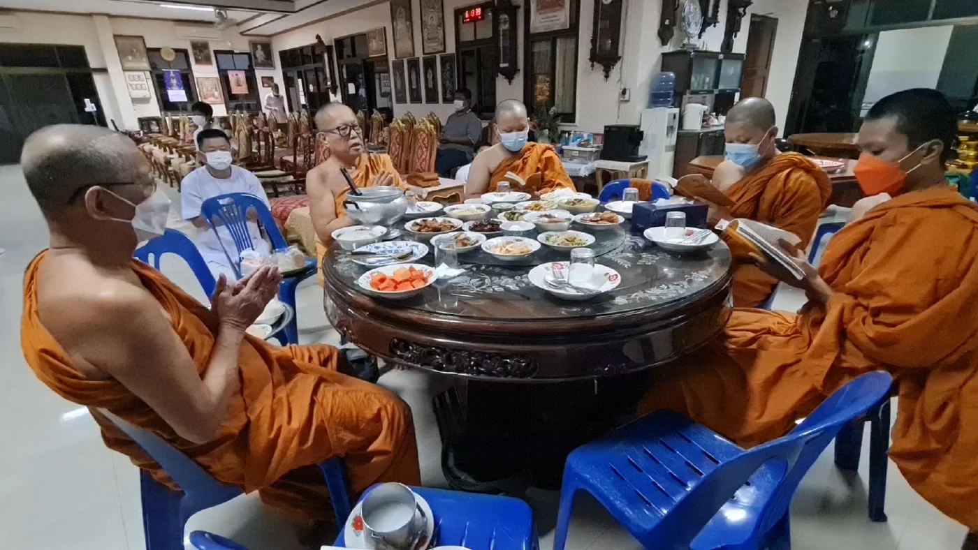 นายขจร ศรีชวโนทัย ผู้ว่าฯ สมุทรสงคราม ขอเป็นเด็กวัดตามพระบิณฑบาตร 