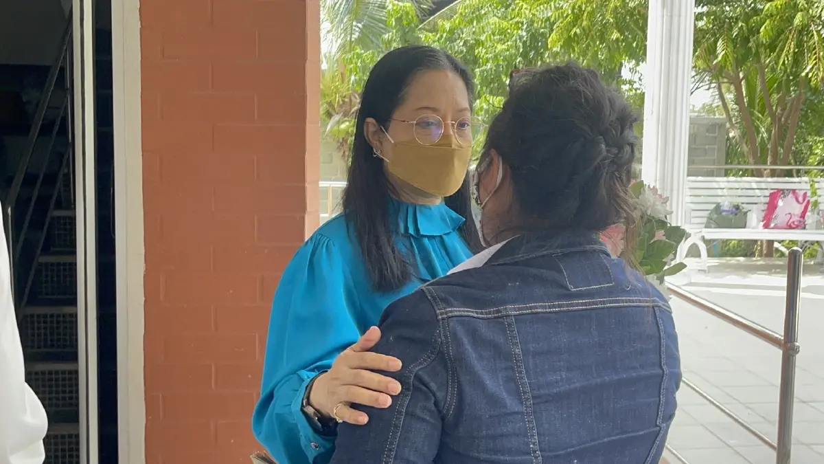 "คุณแม่" ทำพิธีเก็บบรรจุอัฐิ "แตงโม" แฟนคลับสวมกอดให้กำลังใจ 