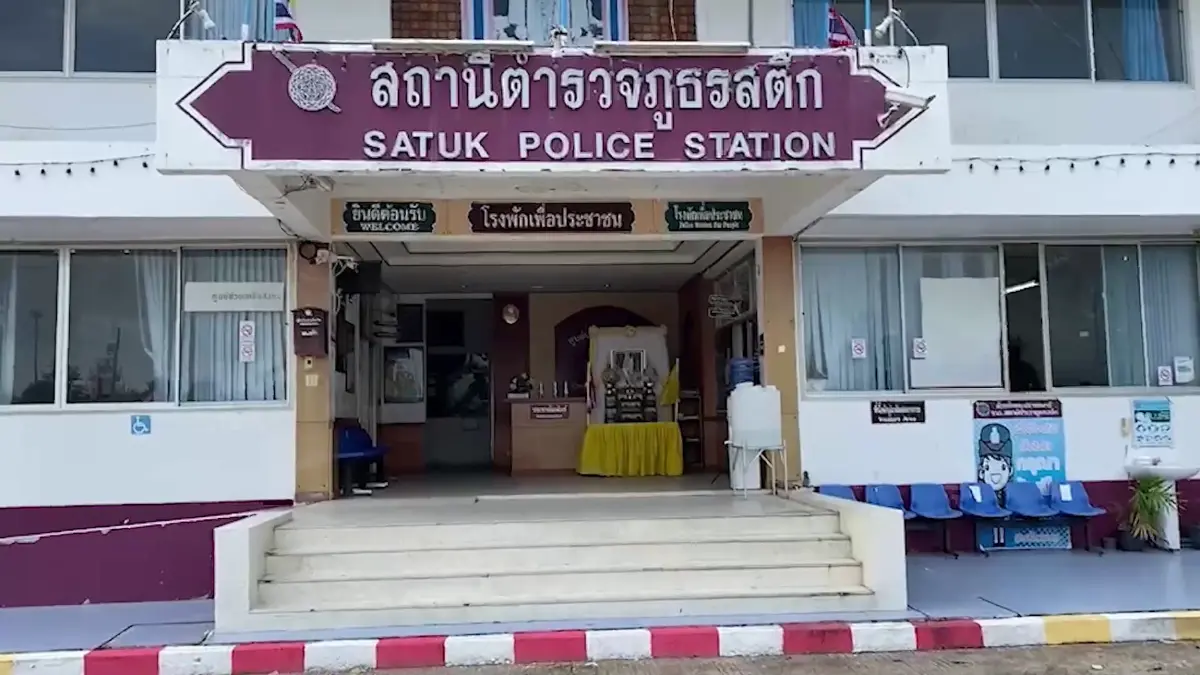 ตลาดป่วนหนุ่มโปรยเงินสด 1 แสน แม่รู้เข่าทรุด