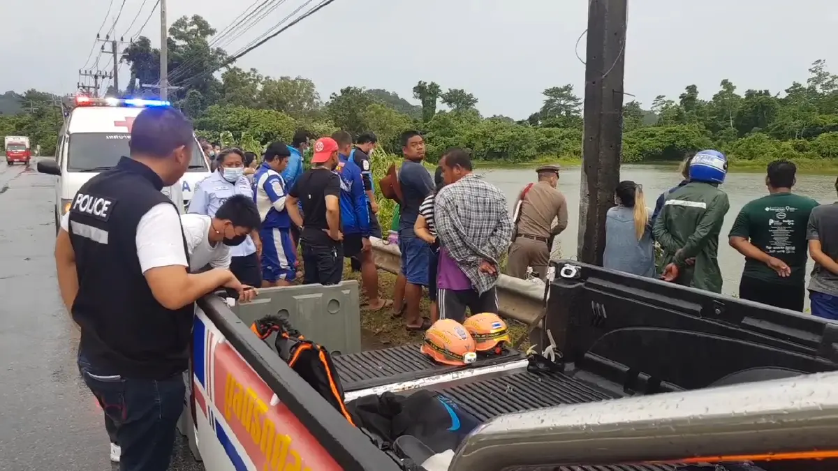 กระบะเสียหลักพลัดตกน้ำ