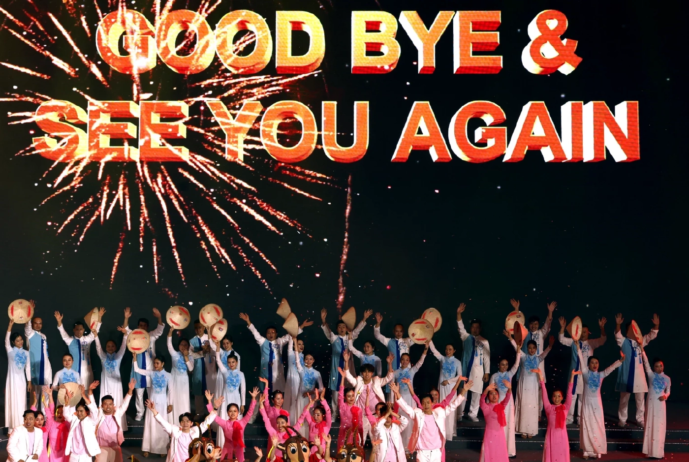 ประมวลภาพพิธีปิด "ซีเกมส์" อบอุ่นสุดประทับใจ พบกันใหม่ปีหน้าที่กัมพูชา