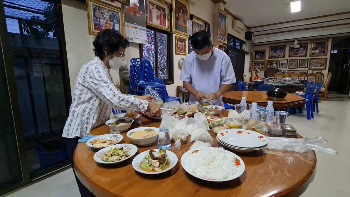 นายขจร ศรีชวโนทัย ผู้ว่าฯ สมุทรสงคราม ขอเป็นเด็กวัดตามพระบิณฑบาตร 