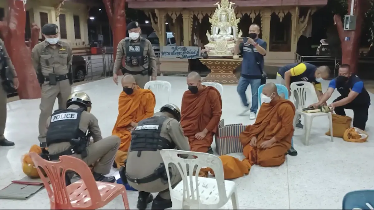 จับสึก 4 หนุ่มกัมพูชา บวชพระ หาเงินกลับบ้าน