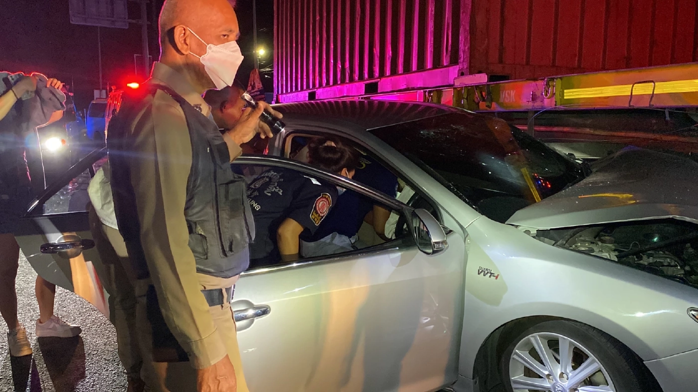 รถเก๋งกลับจากงานเลี้ยง ซิ่งชนรถพ่วง 22 ล้อ บาดเจ็บ 2 ราย 