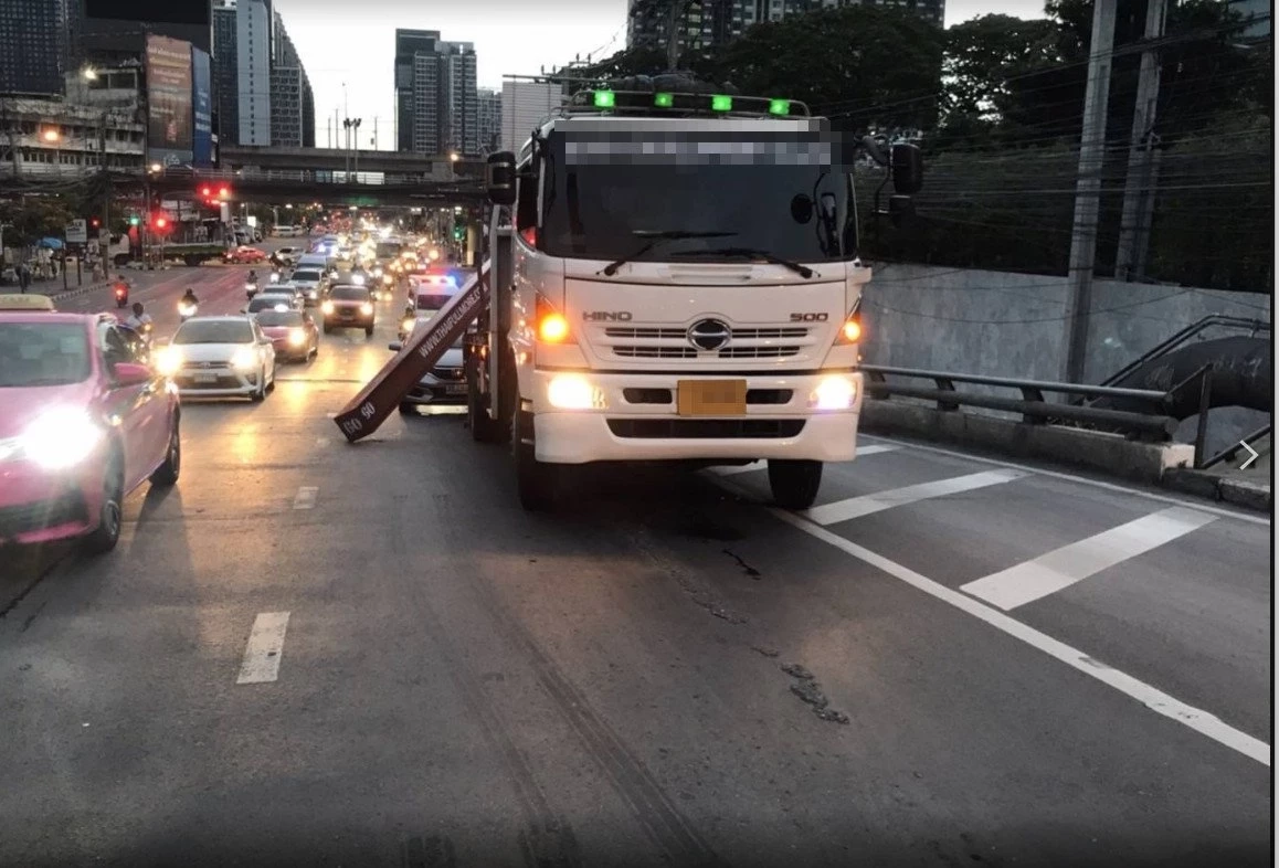 ระทึก! แท่งเหล็ก 15 ตัน ร่วงจากรถบรรทุกพุ่งทะลุเก๋ง ใกล้แยกอโศก - เพชรบุรี