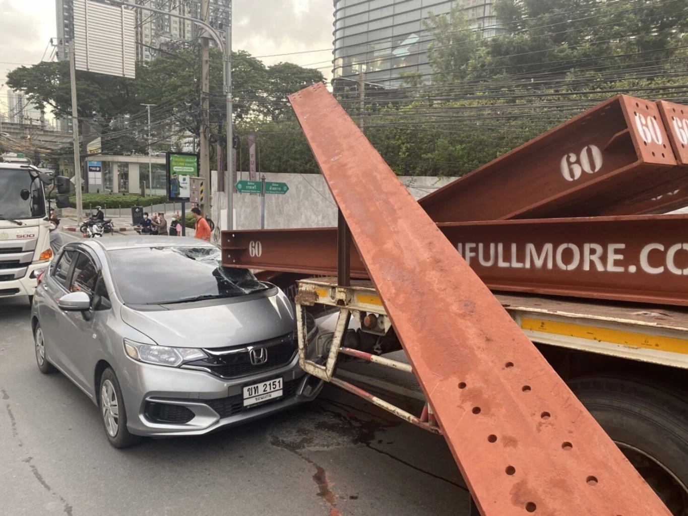 ระทึก! แท่งเหล็ก 15 ตัน ร่วงจากรถบรรทุกพุ่งทะลุเก๋ง ใกล้แยกอโศก - เพชรบุรี