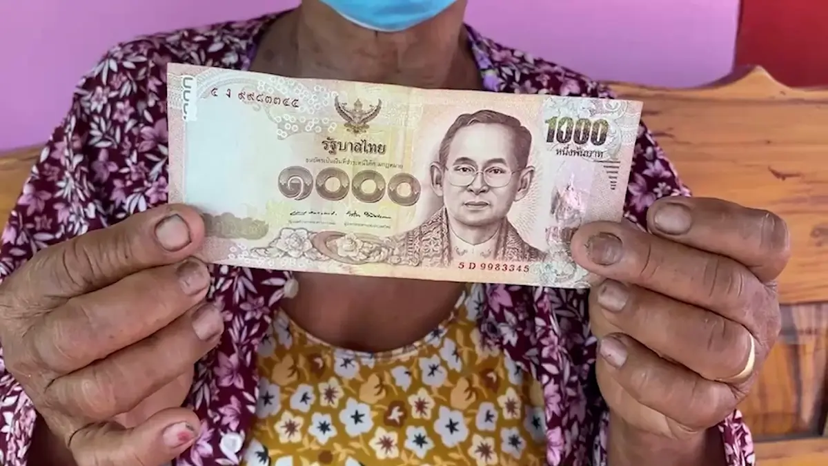ตลาดป่วนหนุ่มโปรยเงินสด 1 แสน แม่รู้เข่าทรุด