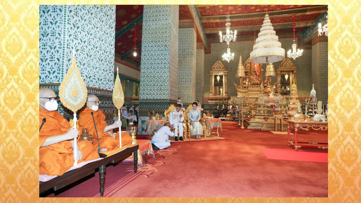 "ในหลวง-พระราชินี" เสด็จฯไปในการ "พระราชพิธีฉัตรมงคล"