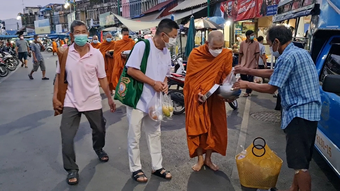 นายขจร ศรีชวโนทัย ผู้ว่าฯ สมุทรสงคราม ขอเป็นเด็กวัดตามพระบิณฑบาตร 