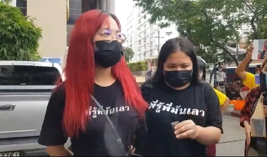 2 นักกิจกรรมกลุ่มทะลุวัง เข้ารับฟังคำสั่งถอนประกันคดี ม.112