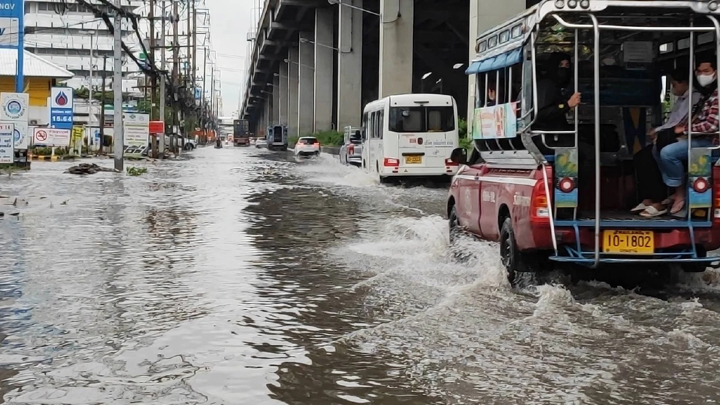 พายุฝนถล่มรังสิต น้ำท่วมขังถนนพหลโยธิน ทั้งขาเข้า-ขาออก-คู่ขนาน 40-50 ซ.ม.