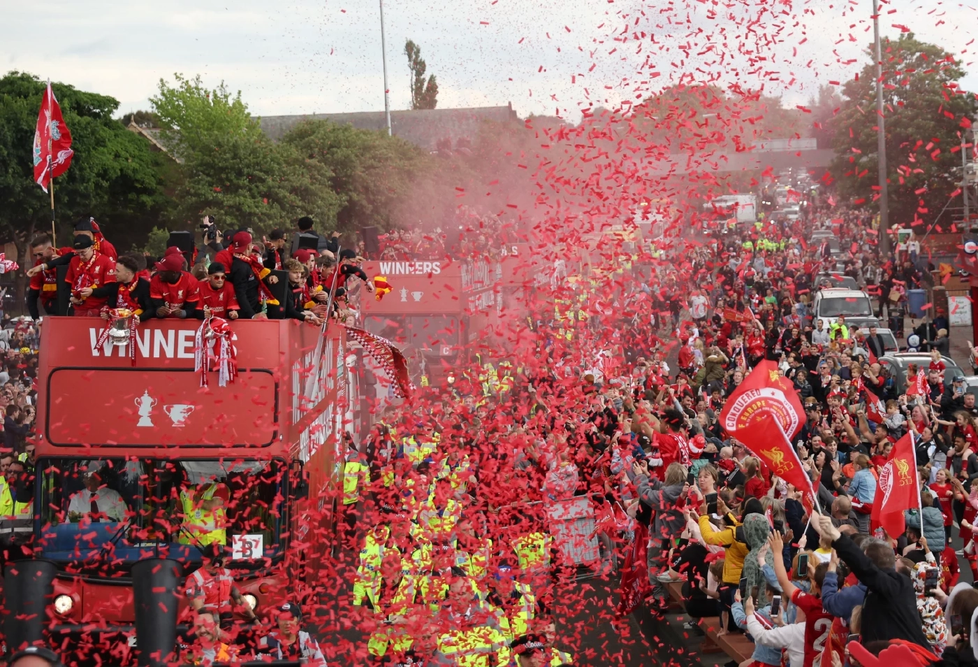 ประมวลภาพ "หงส์แดง" แห่ฉลองดับเบิ้ลแชมป์ชื่นมื่น