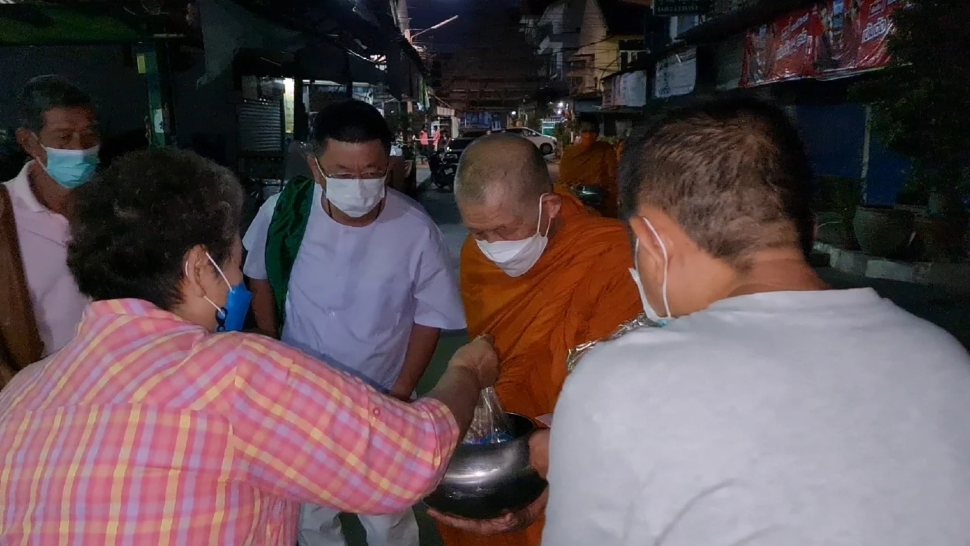 นายขจร ศรีชวโนทัย ผู้ว่าฯ สมุทรสงคราม ขอเป็นเด็กวัดตามพระบิณฑบาตร 