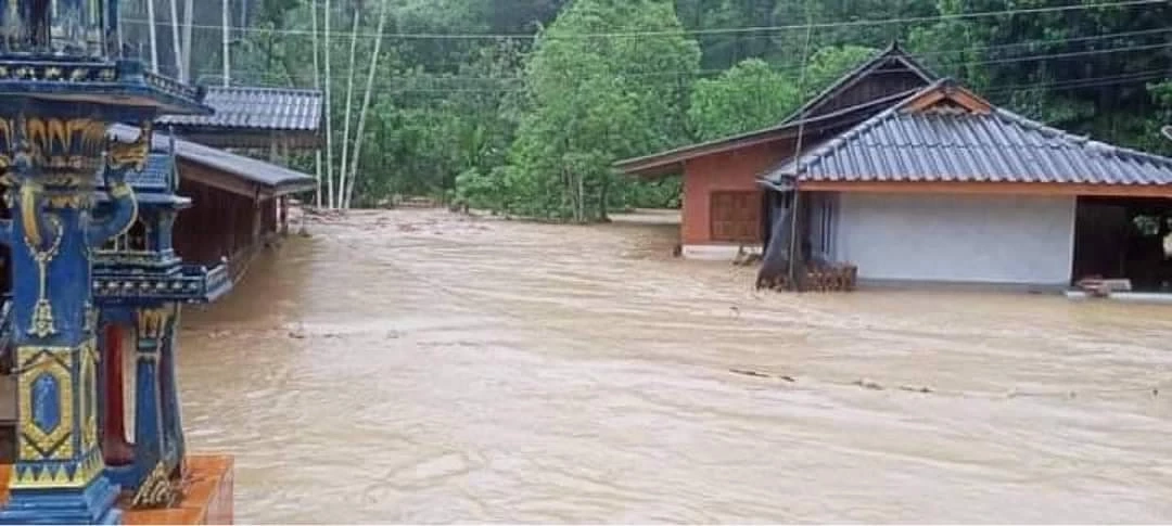 น้ำป่าไหลหลากเข้าท่วม บ้านคลองวาย ม.7 ต.ตะกุกเหนือ อ.วิภาวดี จ.สุราษฏร์ธานี