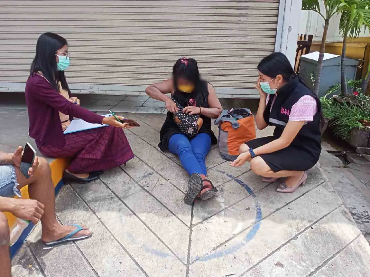 ระทึก!สาวใหญ่เครียดเลิกกับแฟนปีนเสาสัญญาณหวังปลิดชีพ