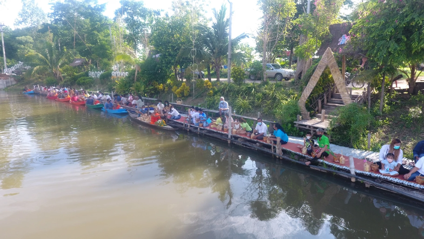 ชาวพิจิตรแห่ร่วมตักบาตรทางน้ำวันวิสาขบูชา