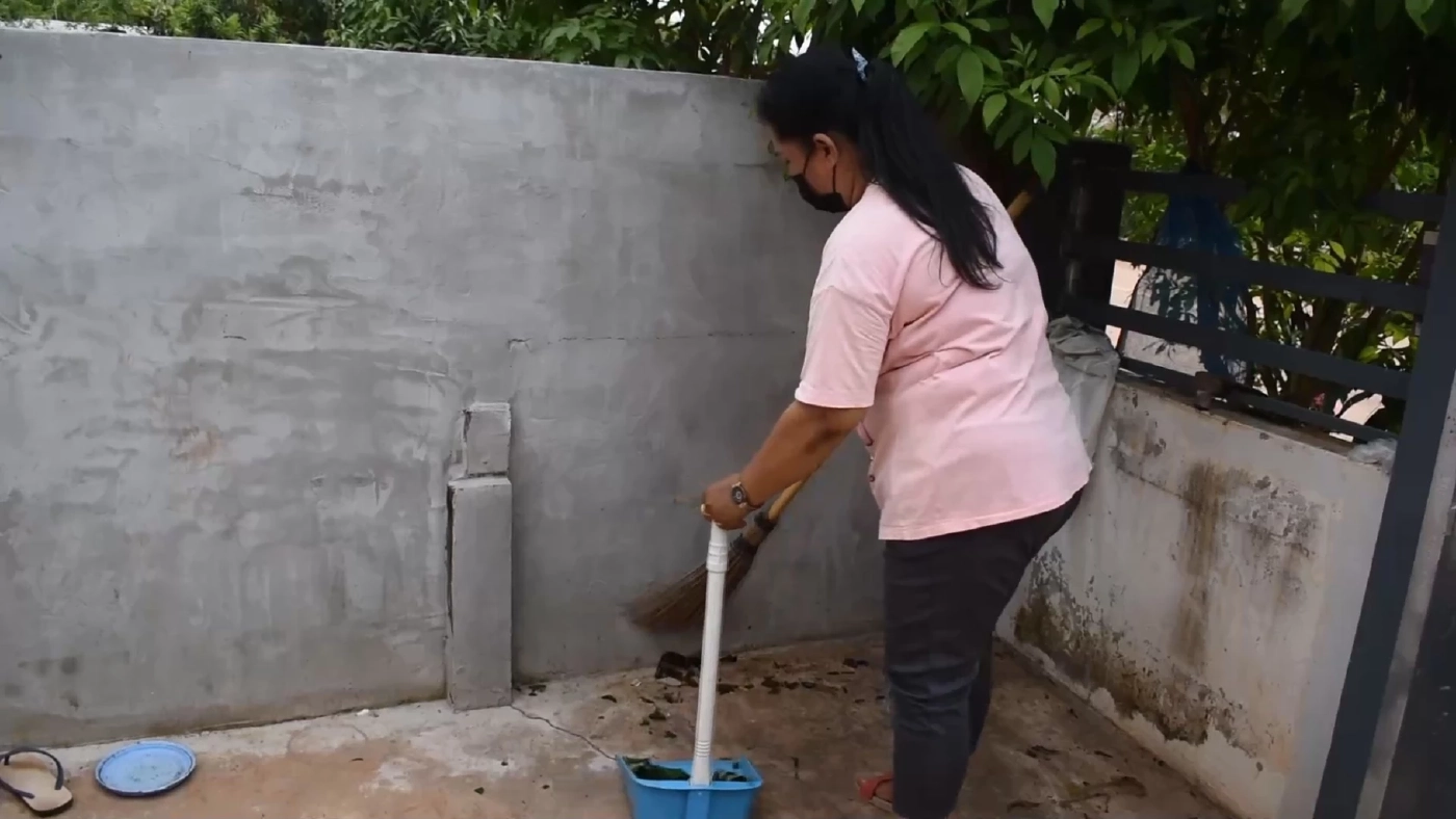 กลุ่มวัยรุ่นพร้อมอาวุธบุกบ้านคู่อริรุ่นพ่อหลังมีเรื่องในงานบุญบั้งไฟ