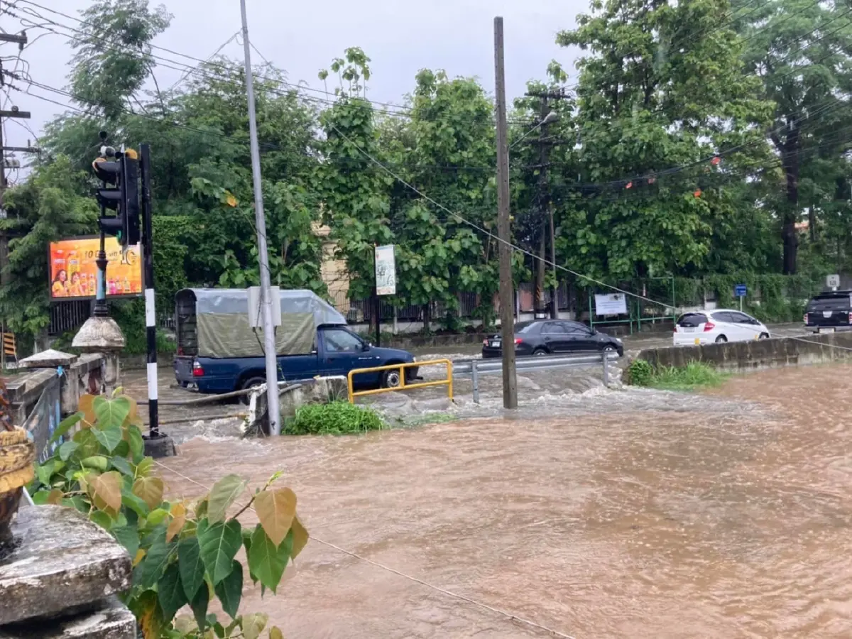 ชาวเชียงใหม่อ่วม ฝนถล่มหนักสุดรอบหลายปี น้ำป่าทะลักเข้าเมืองหลายพื้นที่