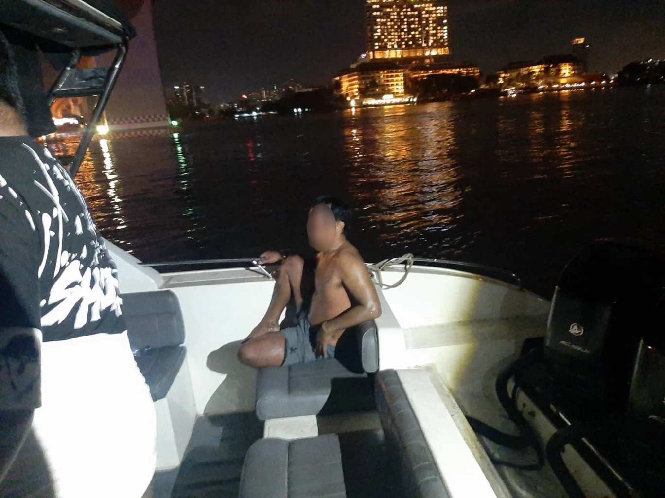 เจ้าของร้านเล่านาทีระทึก หนุ่มเมาคลั่งทำร้ายเด็กรับรถ-ชิงแท็กซี่ หนี