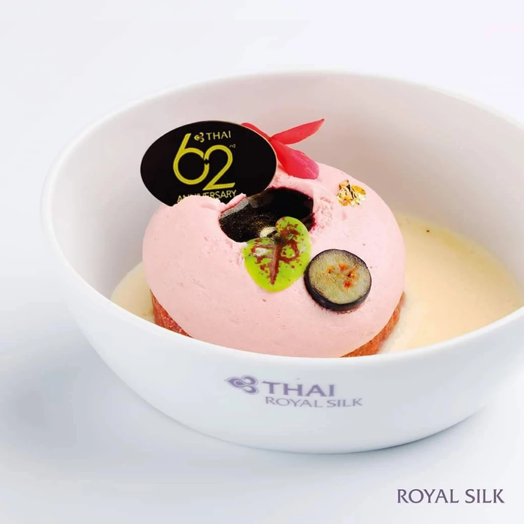 ลูกเรือ TG แต่งชุดไทยฉลอง 62 ปี พร้อมเสิร์ฟขนมหวานจานพิเศษ