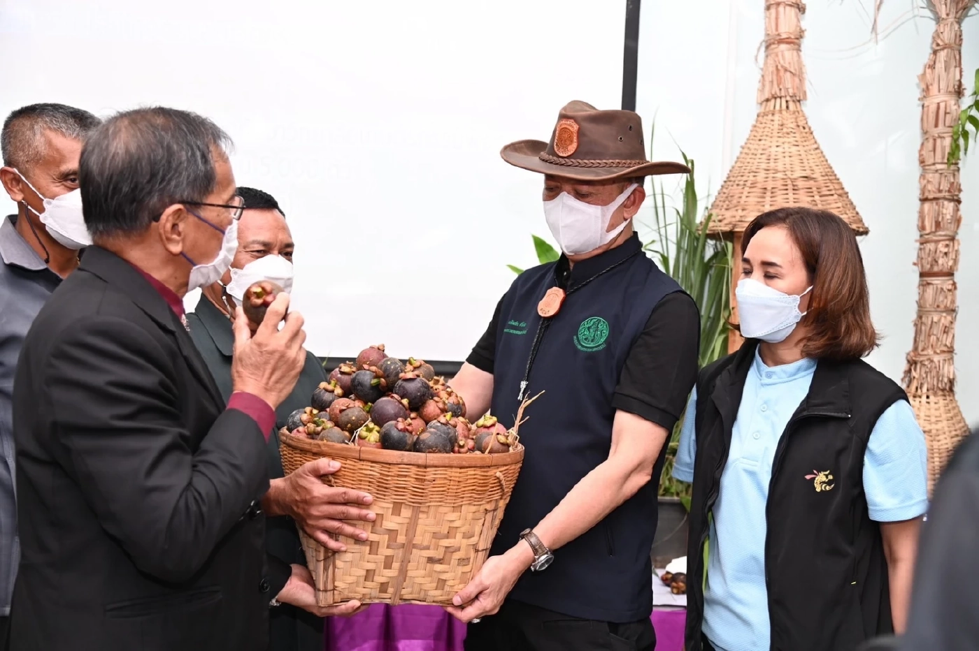 รัฐมนตรีฯเฉลิมชัย รุดเยี่ยม ติดตามงาน "ศูนย์เทคโนโลยีเกษตร พังงา"
