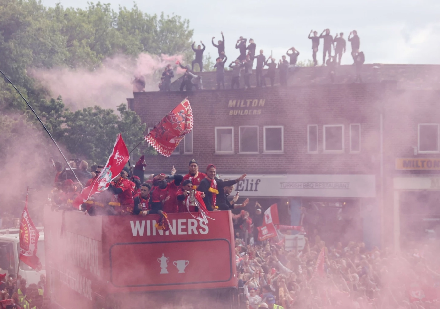 ประมวลภาพ "หงส์แดง" แห่ฉลองดับเบิ้ลแชมป์ชื่นมื่น