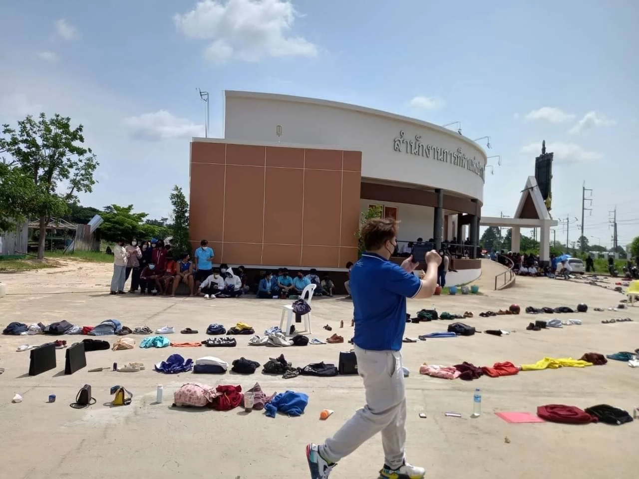 บอลไทยฟีเวอร์! ชาวศรีสะเกษแห่เข้าคิวรอซื้อตั๋วช้างศึกตั้งแต่ตี 4