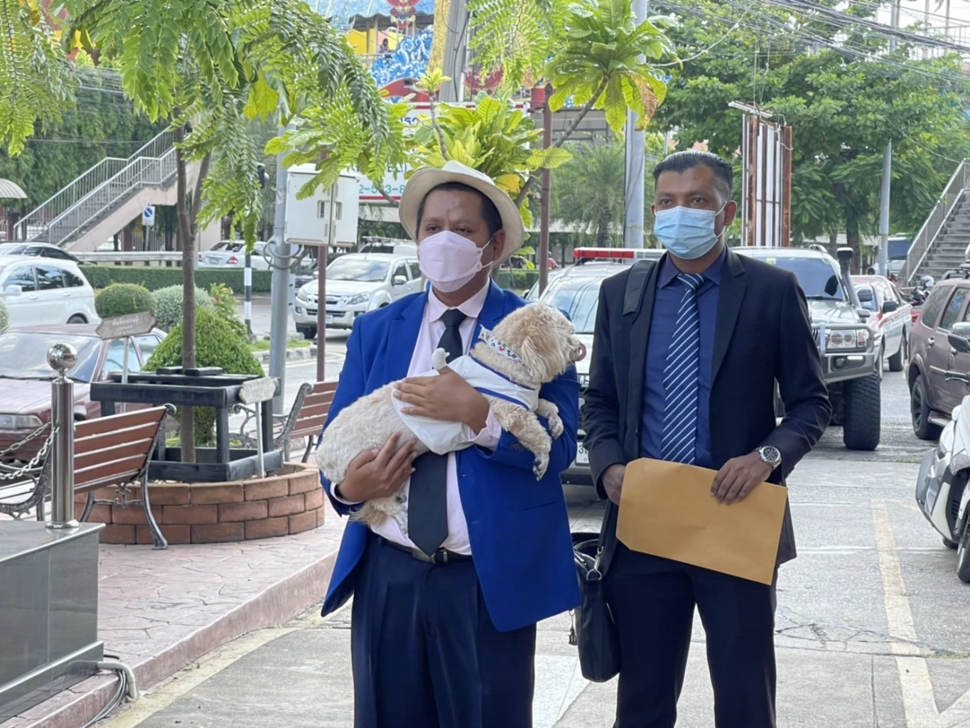 ไม่จบ! &quot;ทนายรณณรงค์&quot; อุ้มสุนัขแจ้งความเอาผิด &quot;มงคลกิตติ์&quot; ไลฟ์สดข่มขู่