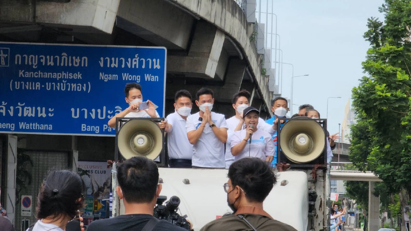 "สุชัชวีร์"ขึ้นรถแห่รอบกรุงขอคะแนนเสียง ลั่นพร้อมเปลี่ยนกทม.