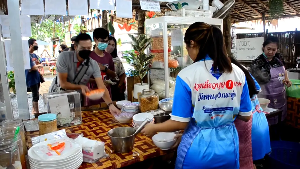 จ.นครปฐม ก๋วยเตี๋ยว 'อิ่มบุญ อิ่มท้อง' ชามละบาท!